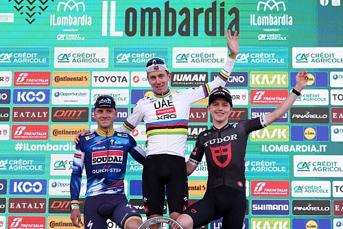 Ein gewohntes Bild: Pogacar (M) neben dem Zweitplatzierten Remco Evenepoel (l). - © Gian Mattia D\\\'Alberto/LaPresse/AP/dpa