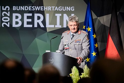 Der Chef des Operativen Führungskommandos der Bundeswehr, Alexander Sollfrank: Russland hat trotz Ukraine-Krieges sehr großes Militärpotential. - © Christoph Soeder/dpa