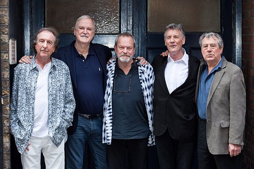 2014 trat John Cleese (2.v.l.) ein letztes Mal mit seinen Monty-Python-Kollegen auf. (Archivbild) - © Daniel Leal-Olivas/EPA/dpa