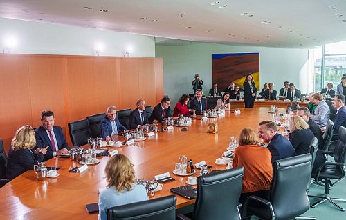 Mittwochs treffen sich die Ministerinnen und Minister mit dem Kanzler im Kabinettsaal des Bundeskanzleramts. - © Michael Kappeler/dpa