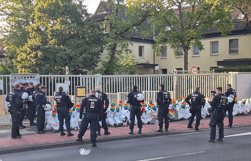 Die Lage ist laut Polizei ruhig geblieben - © Sascha Thelen/dpa