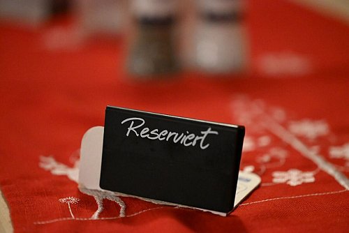 Dieser Restaurant-Tisch ist reserviert - wird auch jemand kommen? - © Wolf von Dewitz/dpa