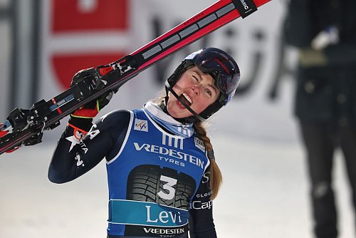 Seriensiegerin Mikaela Shiffrin fuhr in einer eigenen Liga. - © Marco Trovati/AP/dpa