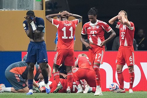 Geschockte Bayern- und PSG-Spieler nach dem Musiala-Unfall. - © Mike Stewart/AP/dpa