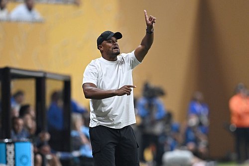 Vincent Kompany hatte viel zu coachen am Spielfeldrand. - © Sven Hoppe/dpa