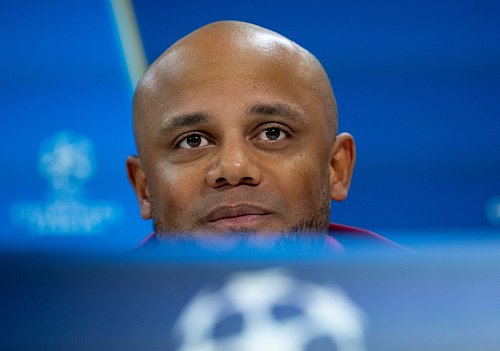 Vincent Kompany lässt sich nicht in die Aufstellungs-Karten schauen. - © Sven Hoppe/dpa