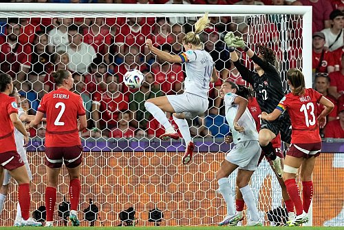 Norwegens Ada Hegerberg erzielt per Kopf das 1:1. - © Martin Meissner/AP/dpa