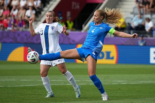 Duell um den Ball: Viggosdottir kommt der Finnin zuvor. - © Alessandra Tarantino/AP/dpa