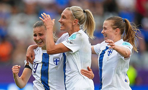 Finnland bejubelt das Siegtor durch Katariina Kosola (l). - © Alessandra Tarantino/AP/dpa