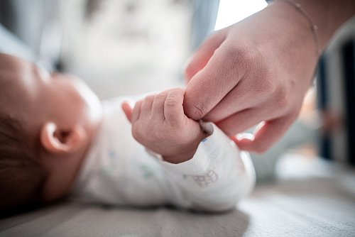 Laut der Einschätzung des Namensforschers geben Eltern ihren Kindern auch gerne etablierte Namen, die daher unauffällig seien. (Archivbild) - © Fabian Strauch/dpa