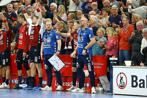 SG-Coach Ales Pajovic gibt Anweisungen. - © Michael Hundt/dpa