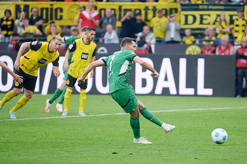 Kevin Stöger erzielte per Elfmeter das 2:3 - © Bernd Thissen/dpa