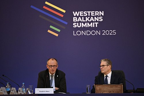 Merz konkretisierte seinen Aussagen bei einer Pressekonferenz in London. - © Chris Ratcliffe/PA Wire/Pool/dpa
