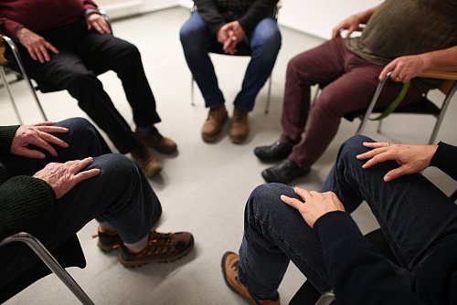 Eine Selbsthilfegruppe kann bei Alkoholsucht Teil einer Langzeittherapie sein, um Rückfällen vorzubeugen. - © Felix Kästle/dpa/dpa-tmn