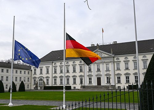 Nach dem Tod des früheren Bundespräsidenten Köhler wehen die Fahnen vor Schloss Bellevue auf Halbmast. - © Jens Kalaene/dpa