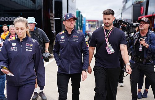 Um Serien-Weltmeister Max Verstappen (M) rankten sich zuletzt Wechsel-Spekulationen. - © David Davies/PA Wire/dpa