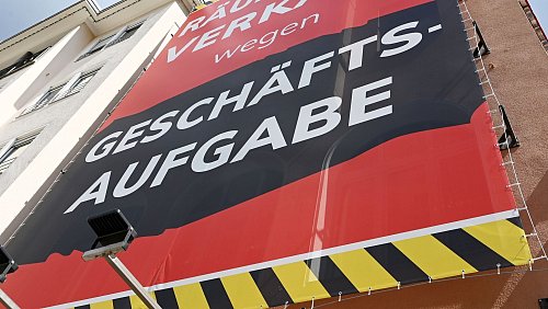 Tausende Unternehmen geben auf - vor allem kleine Firmen (Archivbild) - © Bernd Weißbrod/dpa