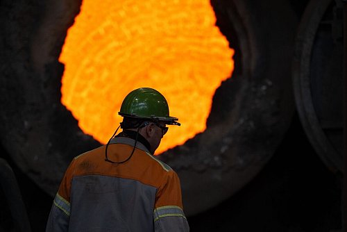 Die Stahlindustrie ist schwer unter Druck. - © Sebastian Kahnert/dpa