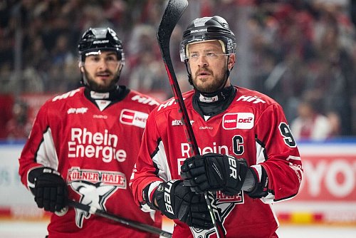 Moritz Müller (r) hat alle Höhen und Tiefen der Haie in den letzten 20 Jahren miterlebt. - © Marius Becker/dpa
