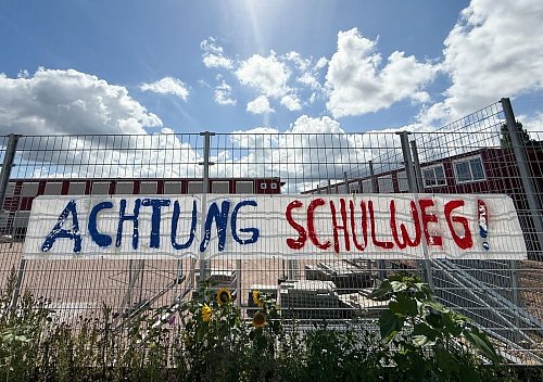 Die Zahl der Unfälle auf dem Schulweg ist gestiegen. (Archiv) - © Christian Charisius/dpa
