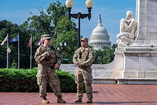 Einheiten der Nationalgarde sollen mit ihrer Präsenz Sicherheit und Ordnung in der US-Hauptstadt vermitteln. - © J. Scott Applewhite/AP/dpa