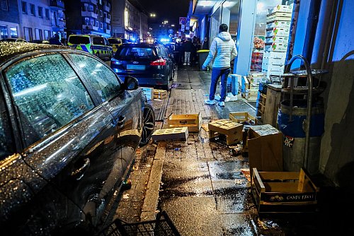 Rund 50 Menschen waren laut Polizei an der Schlägerei beteiligt. - © Christoph Reichwein/dpa