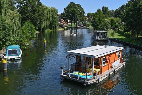 Manchmal muss man Geduld haben: Hausboote vor der Schleuse Wendisch Rietz, die Storkower See und Scharmützelsee miteinander verbindet. - © Patrick Pleul/dpa/dpa-tmn