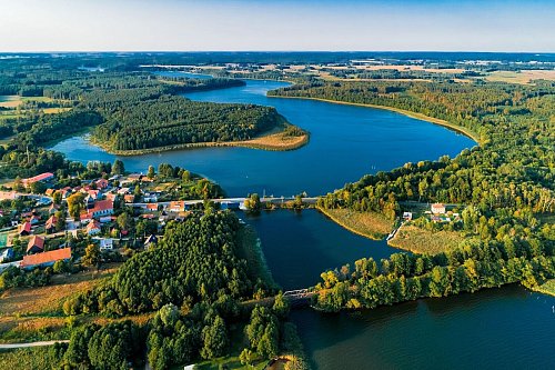 Polens größtes zusammenhängendes Binnengewässer mit großen Seen wie dem Jezioro Sniardwy lässt sich an Bord eines Hausbootes auf unzähligen Routen erkunden. - © polen.travel/dpa-tmn