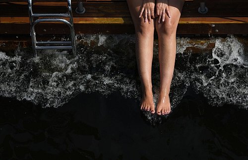 Die Füße ins Wasser halten: Hausbooturlaub ist auch immer Badeurlaub - zumindest im Sommer. - © Ralf Hirschberger/dpa-Zentralbild/dpa-tmn