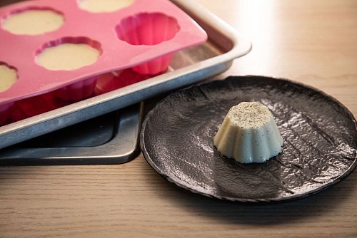 Steht wie eine Eins: Das Vanille-Panna Cotta-Törtchen aus der Sillikonform kann dekoriert werden. - © Christin Klose/dpa-tmn