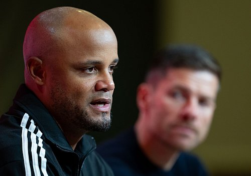 Trainerduell auf Top-Niveau: Vincent Kompany (l) und Xabi Alonso. - © Sven Hoppe/dpa