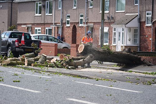 Mehrere Straßen sind gesperrt worden. - © Owen Humphreys/PA Wire/dpa