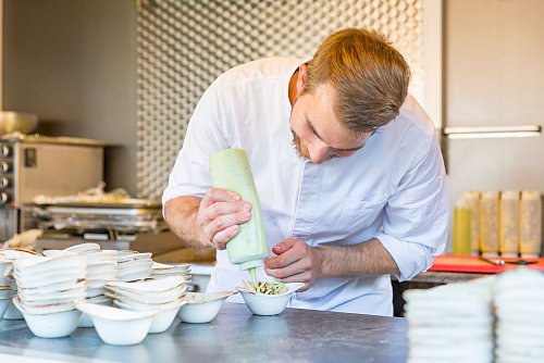 Koch Thomas Pichlmaier lebt seine Leidenschaft für die Küche seiner Heimat in seinem Unternehmen «Austrian Tapas». - © Austrian Tapas/dpa-tmn