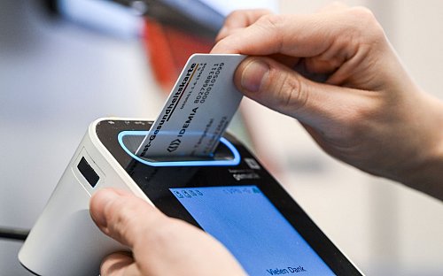 Ein wichtiger Schlüssel, damit Leistungserbringer wie Arztpraxen auf die ePA zugreifen können: die elektronische Gesundheitskarte. - © Jens Kalaene/dpa/dpa-tmn