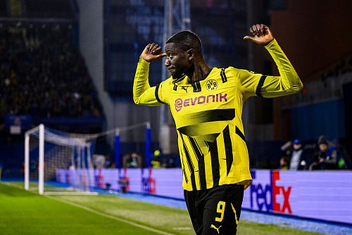 Serhou Guirassy, hier beim Torjubel in Zagreb, ist wieder fit für die BVB-Startelf und das Torjägerduell mit Bayerns Harry Kane. - © Tom Weller/dpa