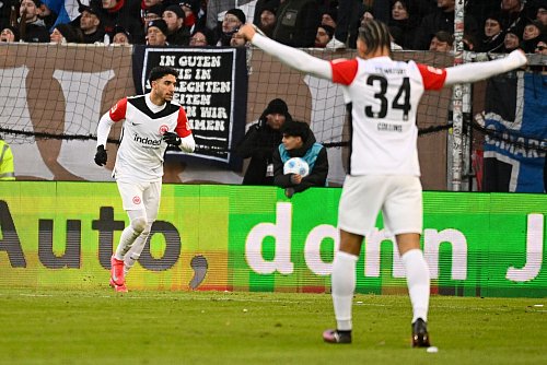 Verhaltener Jubel an früherer Wirkungsstätte: Omar Marmoush nach der Führung für die Eintracht - © Gregor Fischer/dpa