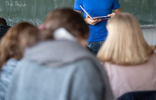 Dolce vita für Lehrer ist laut einer Erhebung für die Gewerkschaft Erziehung und Wissenschaft reine Fantasie. (Archivbild) - © Marijan Murat/dpa