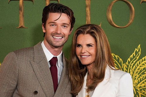 Patrick Schwarzenegger und Maria Shriver (Archivbild). - © Chris Pizzello/Invision via AP/dpa