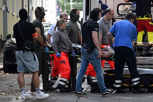Der mutmaßliche Täter wurde in einem Park angeschossen. Bei der Festnahme soll er ein Messer gezogen haben. (Archivbild) - © Federico Gambarini/dpa