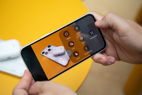 Neu sortiert: Die Kamera-App ist nun übersichtlicher und die wichtigsten Funktionen wurden an neuen Orten gesammelt. - © Nico Tapia/dpa-tmn