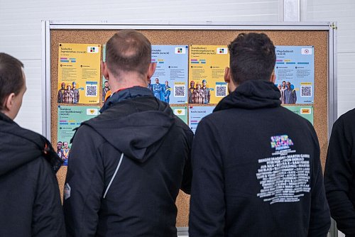 Der deutsche Arbeitsmarkt ist laut Studie auf Zuwanderung in «substanziellem Umfang» angewiesen (Symbolbild). - © Christophe Gateau/dpa