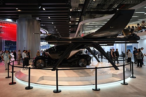 Auch Kuriositäten wie drohnenartige Fluggeräte wie von Hongqi wurden gezeigt. - © Johannes Neudecker/dpa