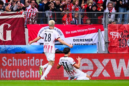 Igor Matanovi? lässt die Fans mit einem späten Doppelpack jubeln. - © Tom Weller/dpa