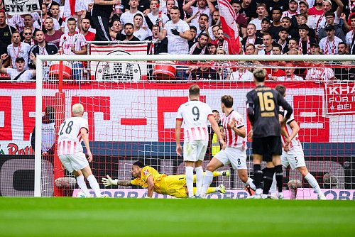 Per Hacke erzielte Ermedin Demirovic (verdeckt) das 1:0 der Schwaben. - © Tom Weller/dpa