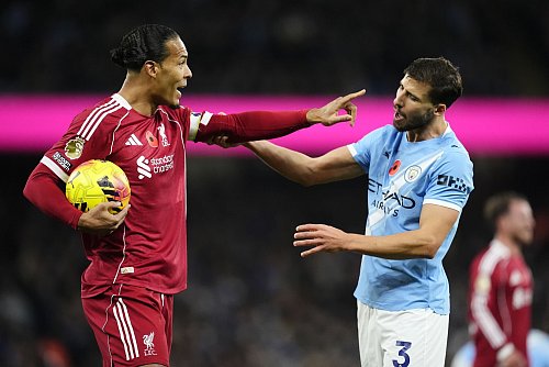 Der vermeintliche Liverpool-Ausgleich durch Virgil van Dijk (l) zählte wegen einer umstrittenen Abseitsposition nicht. - © Nick Potts/PA Wire/dpa