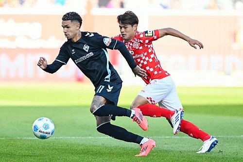 Bremens Justin Njinmah (l) holte erst den Elfmeter zum 1:0 heraus, musste dann aber früh ausgewechselt werden. - © Uwe Anspach/dpa