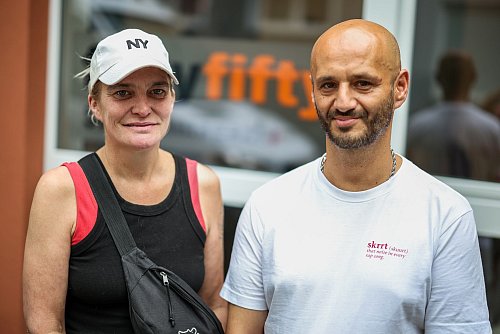 Der ehemalige Obdachlose Pino steht mit einer Bekannten vor der Düsseldorf Beratungsstelle FiftyFifty. - © Christoph Reichwein/dpa