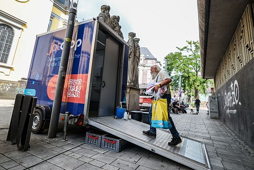 Uwe nimmt eine Dusche im Dusch-Mobil der Initiative «Jot drop». - © Christoph Reichwein/dpa