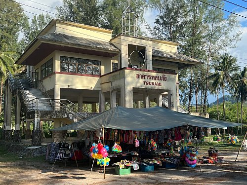 Heute gibt es in Thailand vielerorts Tsunami-Schutzgebäude, damit sich eine Katastrophe wie 2004 nie mehr wiederholt. (Archivbild) - © Carola Frentzen/dpa