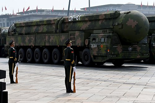 China besitzt schon länger Interkontinentalraketen, die es stets weiterentickelt. - © Johannes Neudecker/dpa